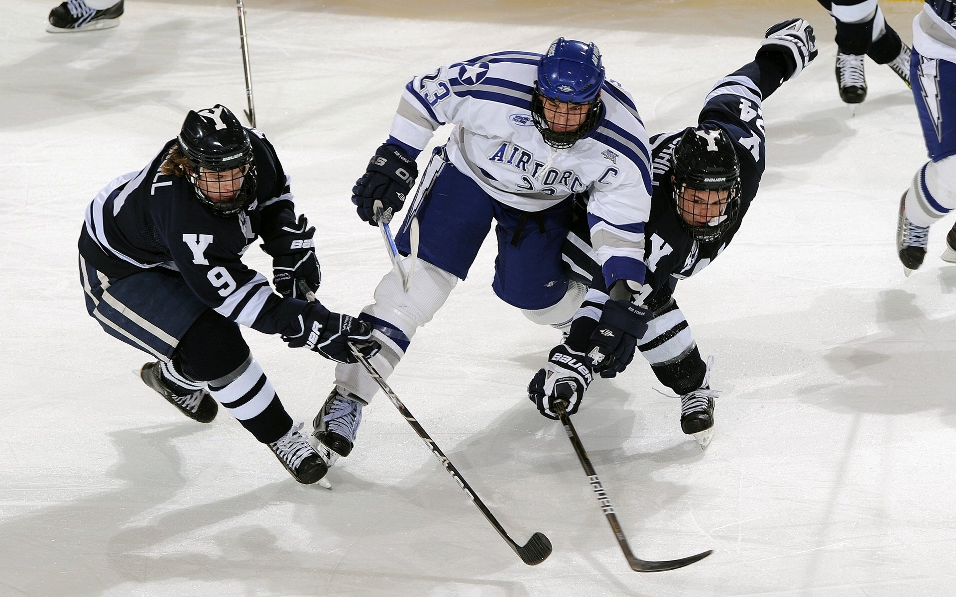 “全球极速巡游:穿越荒漠、雪山、沙滩的赛段挑战”